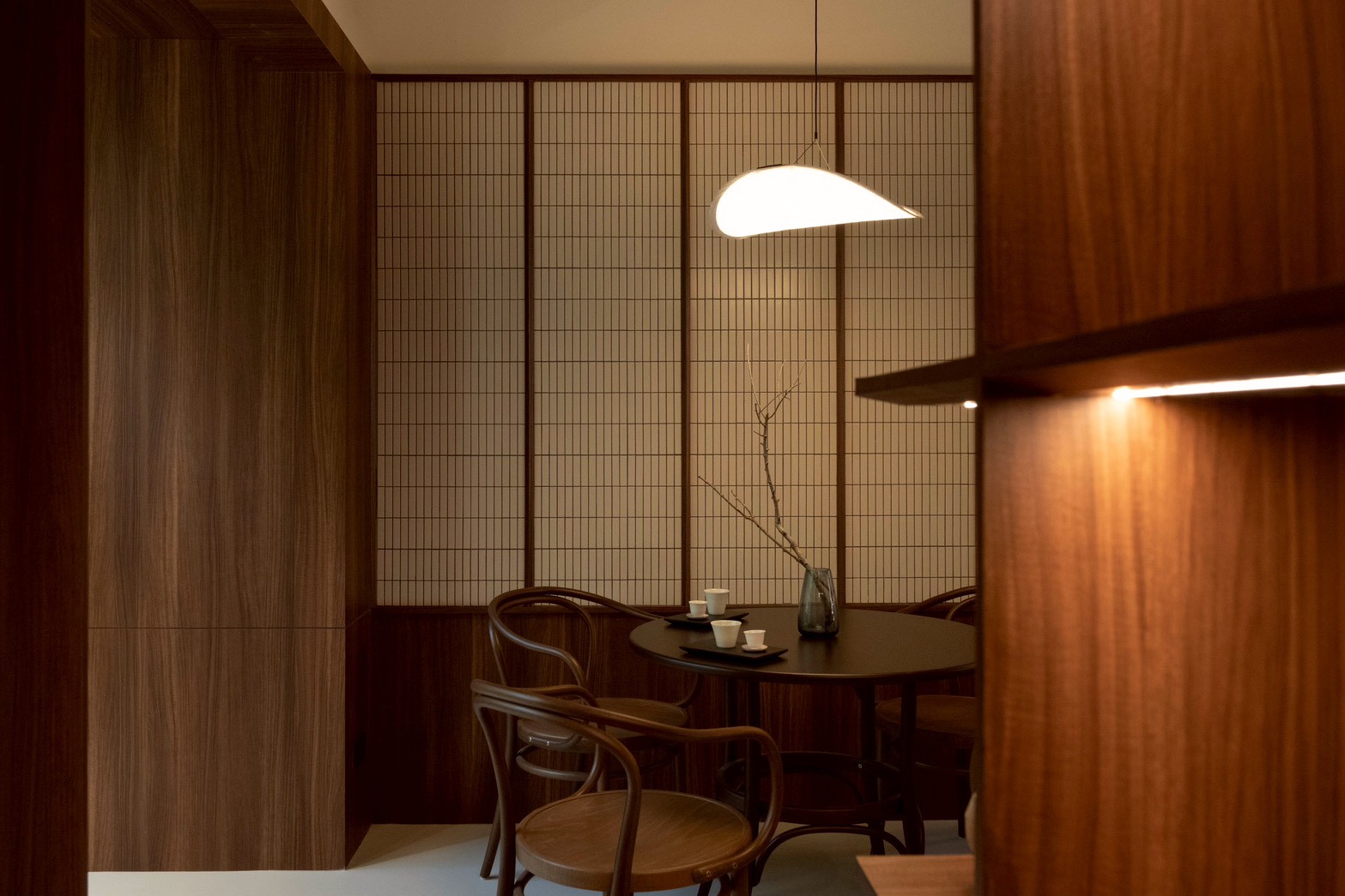 台中萬軒茶室聚焦東方美人與古樹普洱風味,沉靜自然的茶室氣息