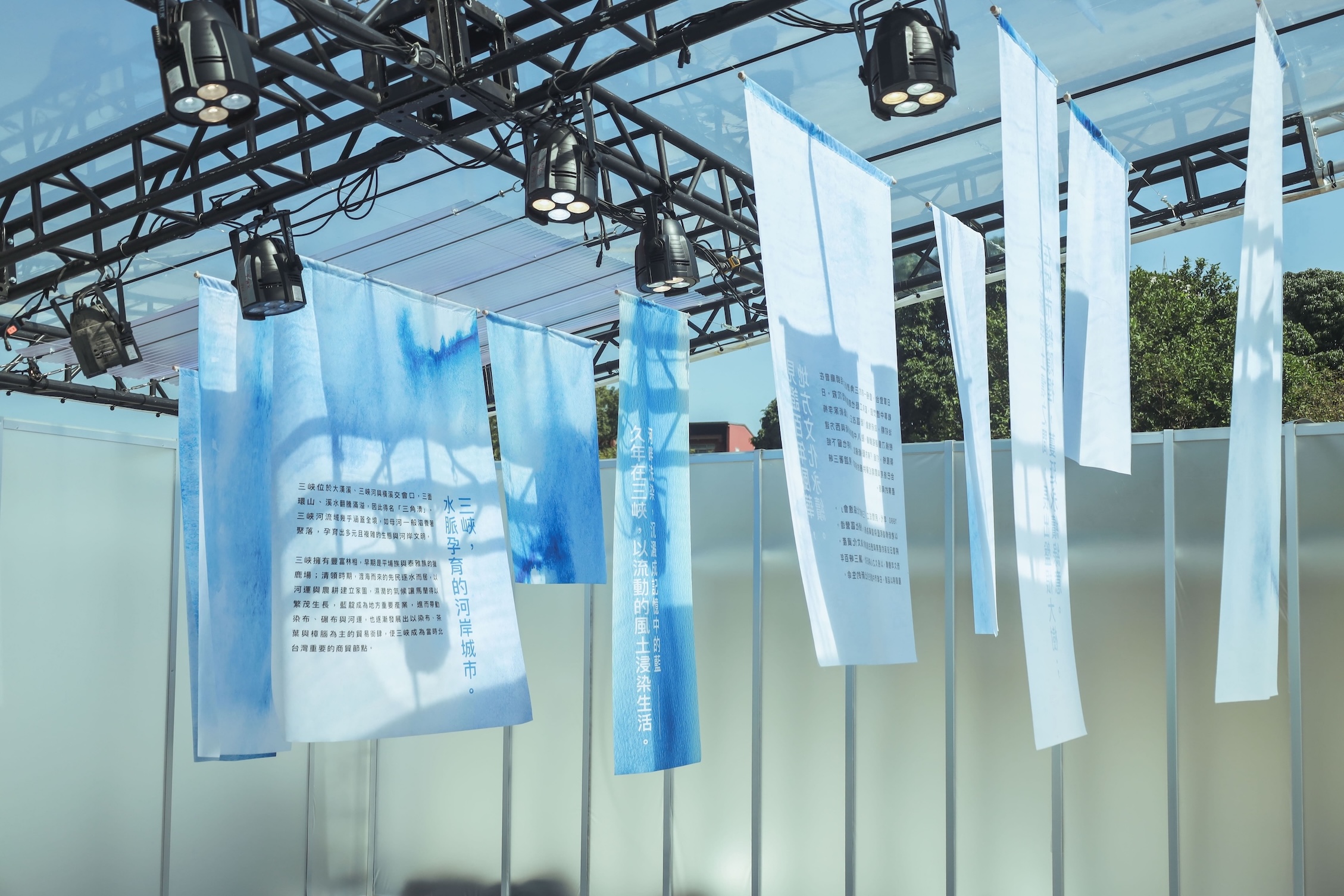 透過像素的堆疊與解構，重新編織出人類、自然與生活的共生畫面