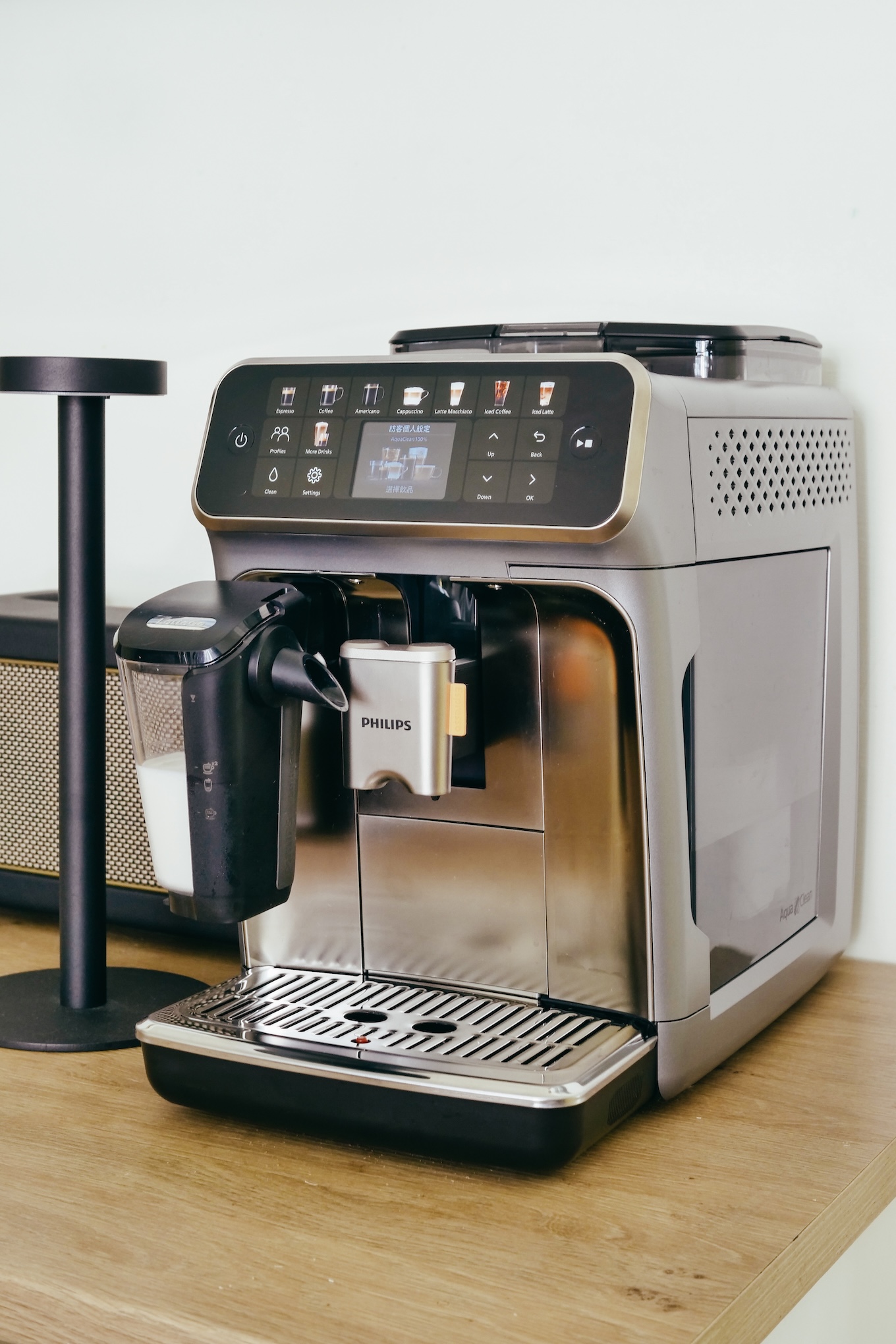 全自動咖啡機從廚房角落的功能性器具，成為廚房裡重要的物件之一
