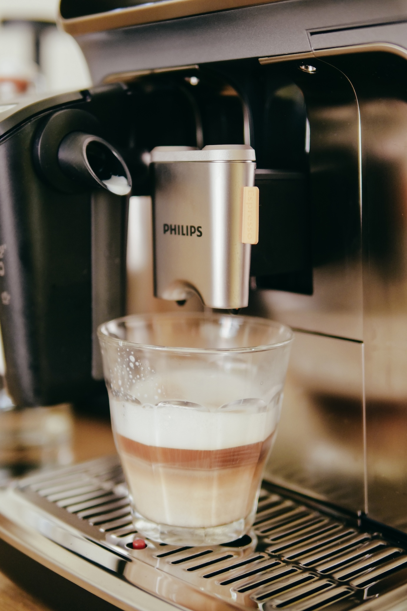 銀黑色面板與機身呈現冷靜精煉的外型，機身高度僅 24 公分