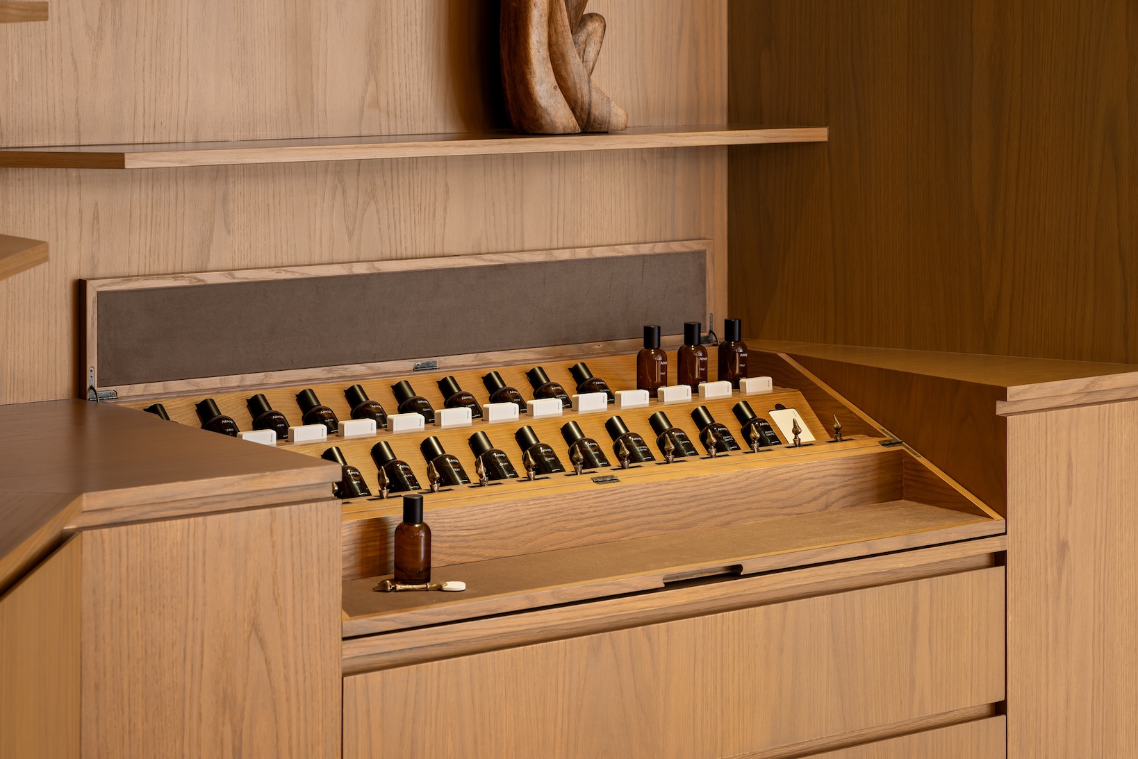 Aesop 新光三越台南西門店由品牌內部團隊親自設計，新空間透過寬闊流動的格局構築靜謐之所