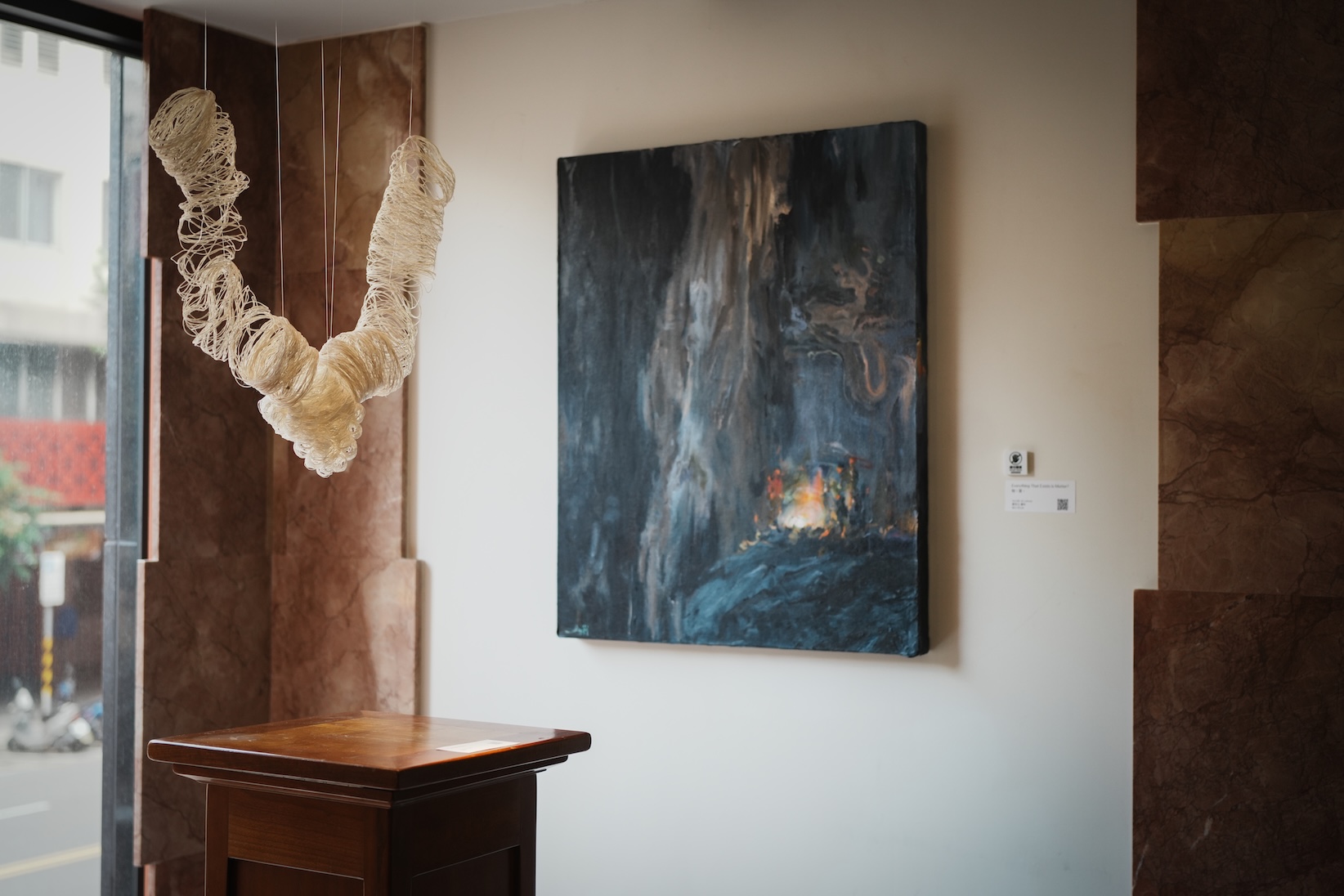 作品融合 ETNA Taipei 的義式咖啡、餐酒與頂級雪茄的獨特場域，在充滿幾何大理石、珍稀木皮與湛藍絨布沙發的 Art Deco 奢華氛圍中