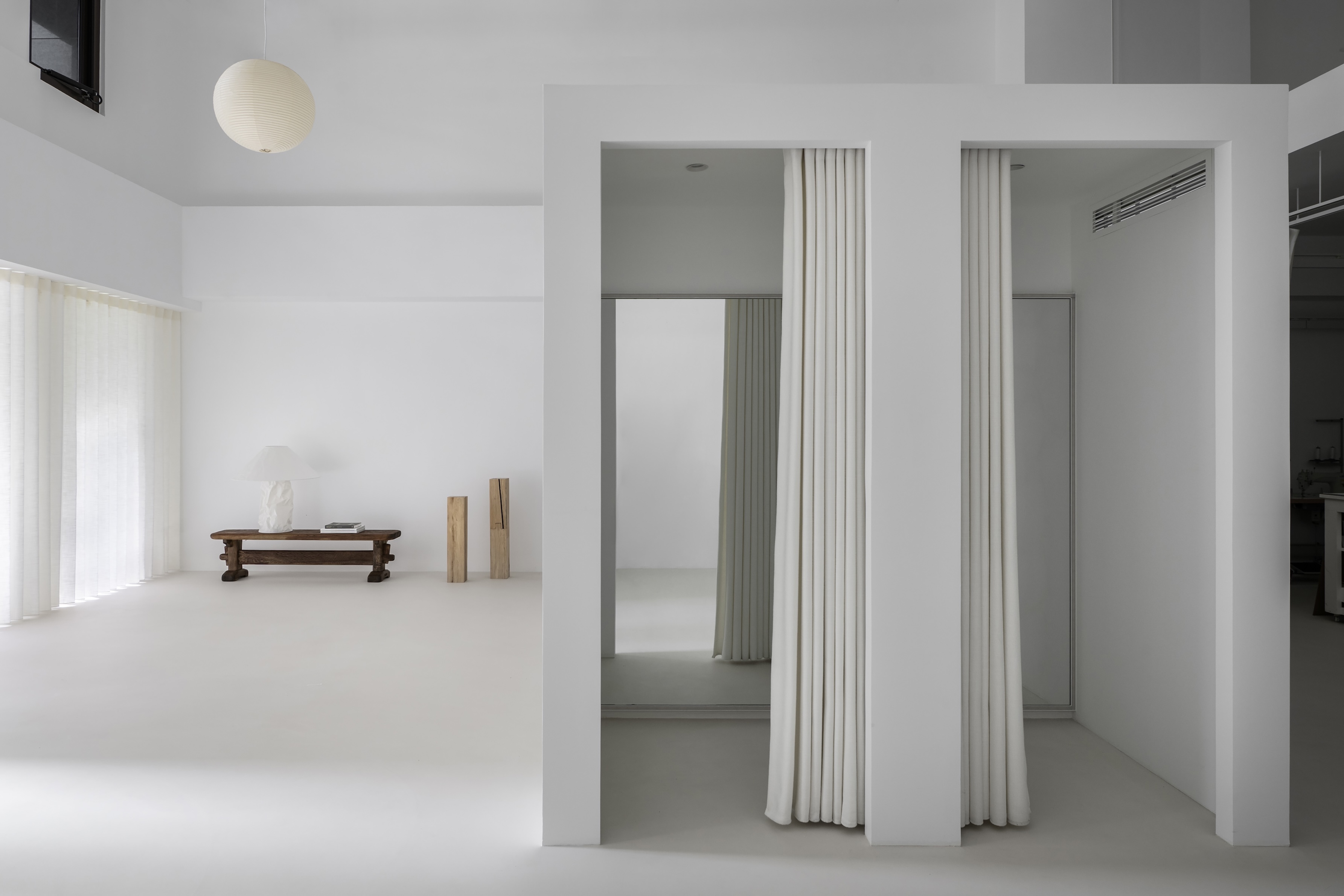 台灣獨立設計師女裝品牌 01 WOOMIN 台北 Showroom 新空間:26SS《繭 Cocoon》系列與 SOFT & TENDER 針織探索