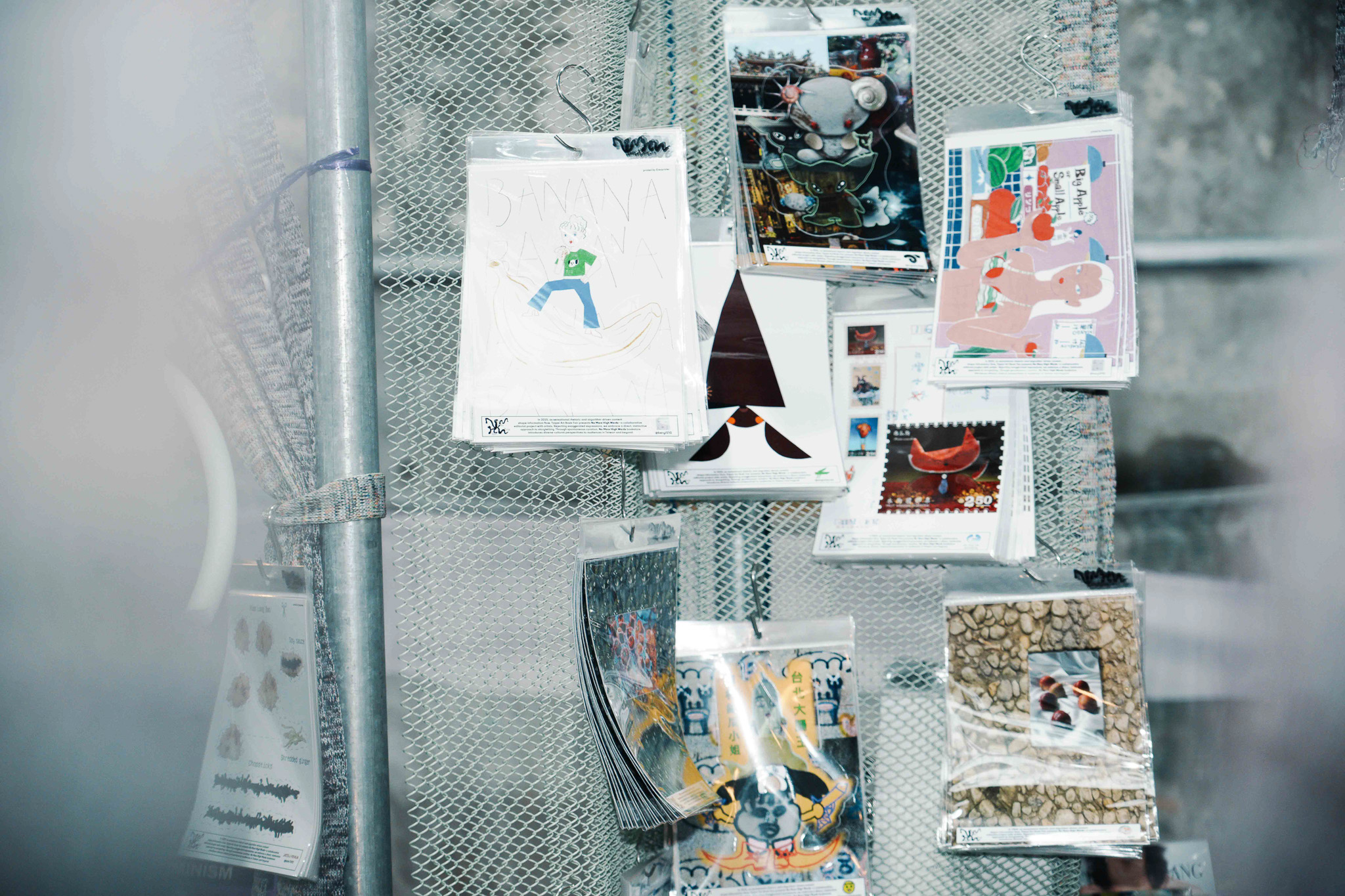 草率季（Taipei Art Book Fair）十週年首度移師士林臺北表演藝術中心，以「小動作 Ctrl+Y」為題，在混雜著庶民氣息的士林夜市旁搭建一座藝術洞窟