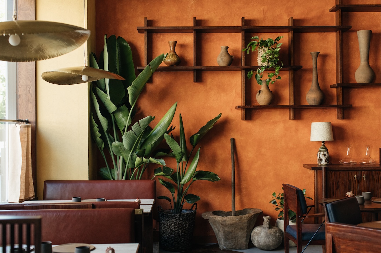 開放式廚房占據空間視線，灰泥牆面上映著焦橙與暖黃色調，那是熟悉的墨西哥街道色彩