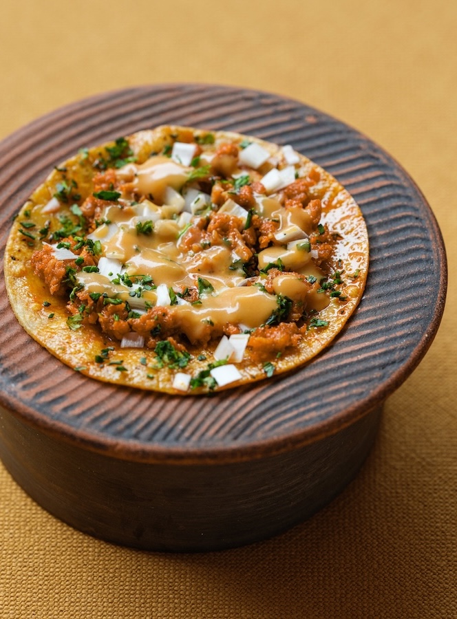 主廚 Santiago 出生於墨西哥城，在南邊的 Cuernavaca 度過童年，那是一座被稱為「永恆春天之城」的地方