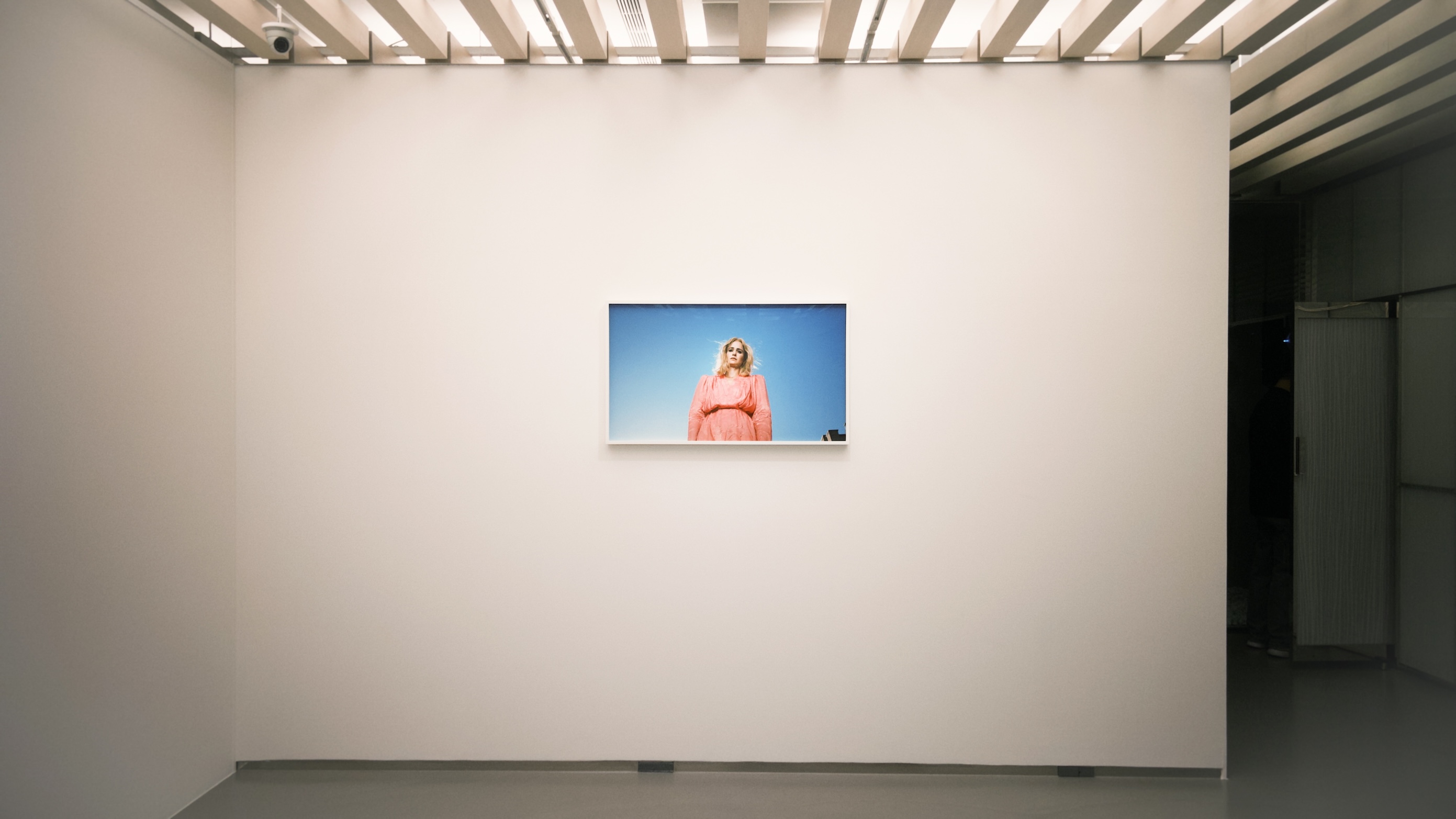 美國藝術家艾莉克斯・普拉格 Alex Prager 在台首展 :一顆鏡面球體,與我們共享的失控年代
