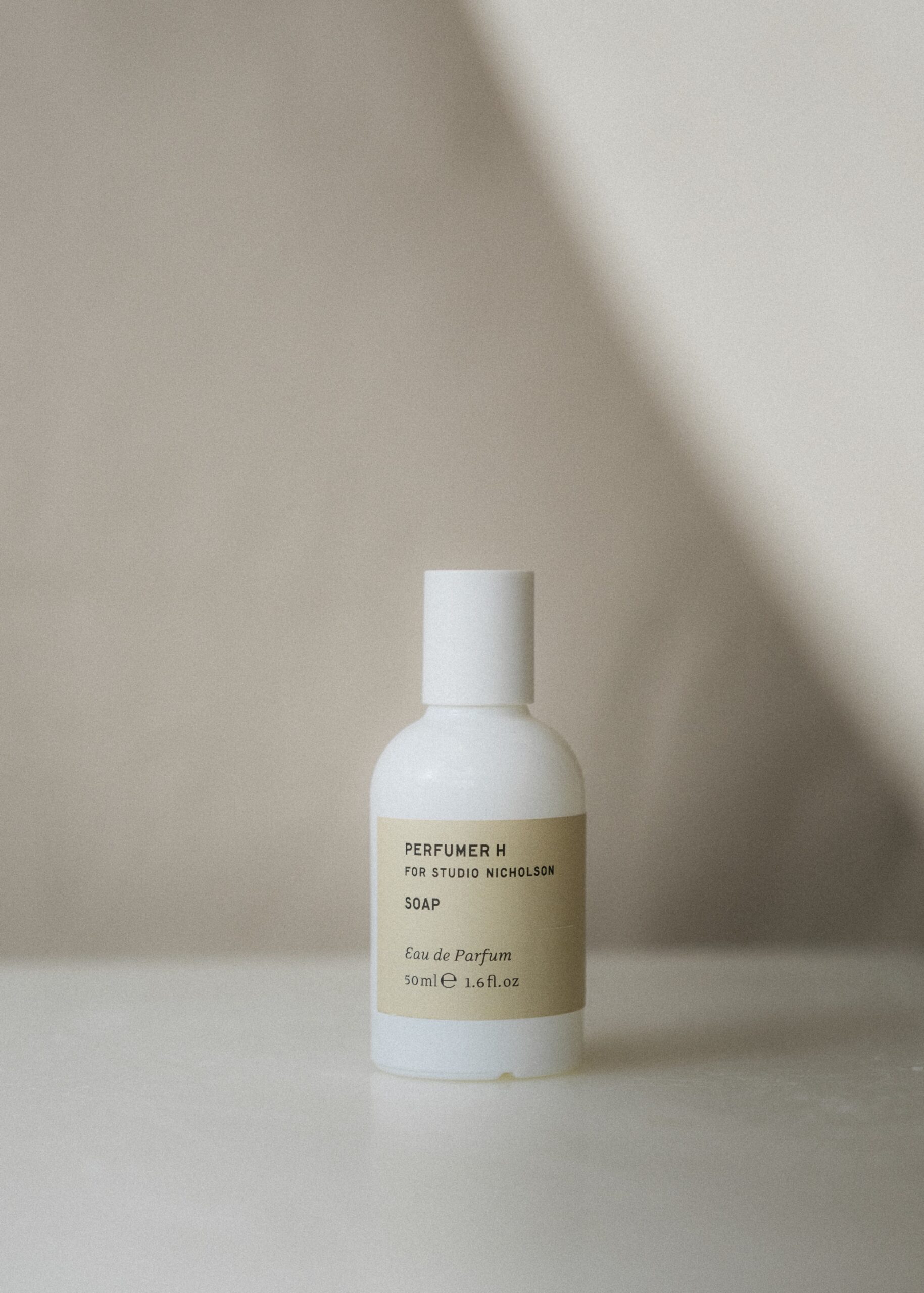 SOAP 底調由白麝香、龍涎香與零陵香豆交疊出肌膚與織物之間的溫度