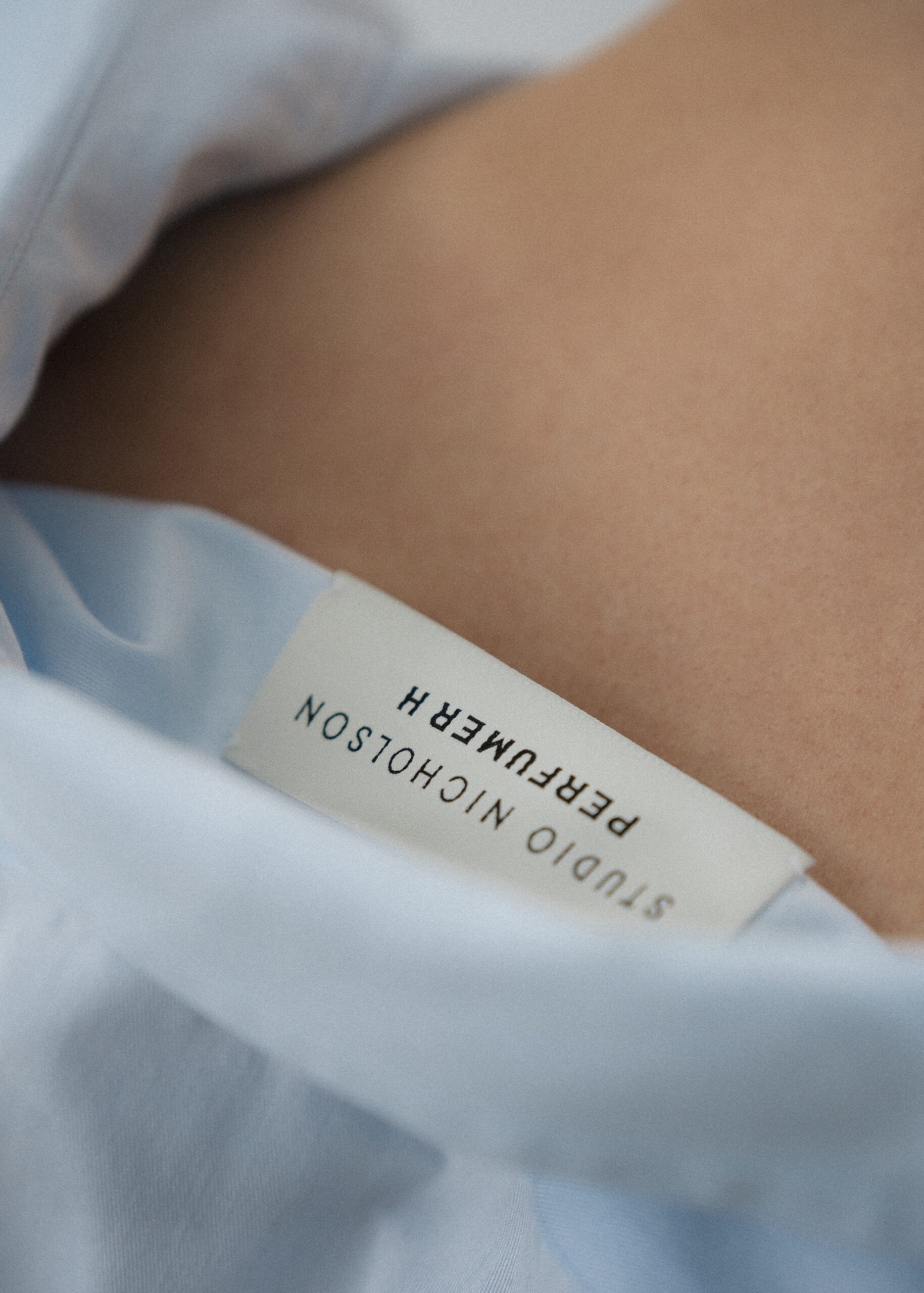 Perfumer H 與 Studio Nicholson 的聯手，是兩個對克制之美深有執念的人找到彼此