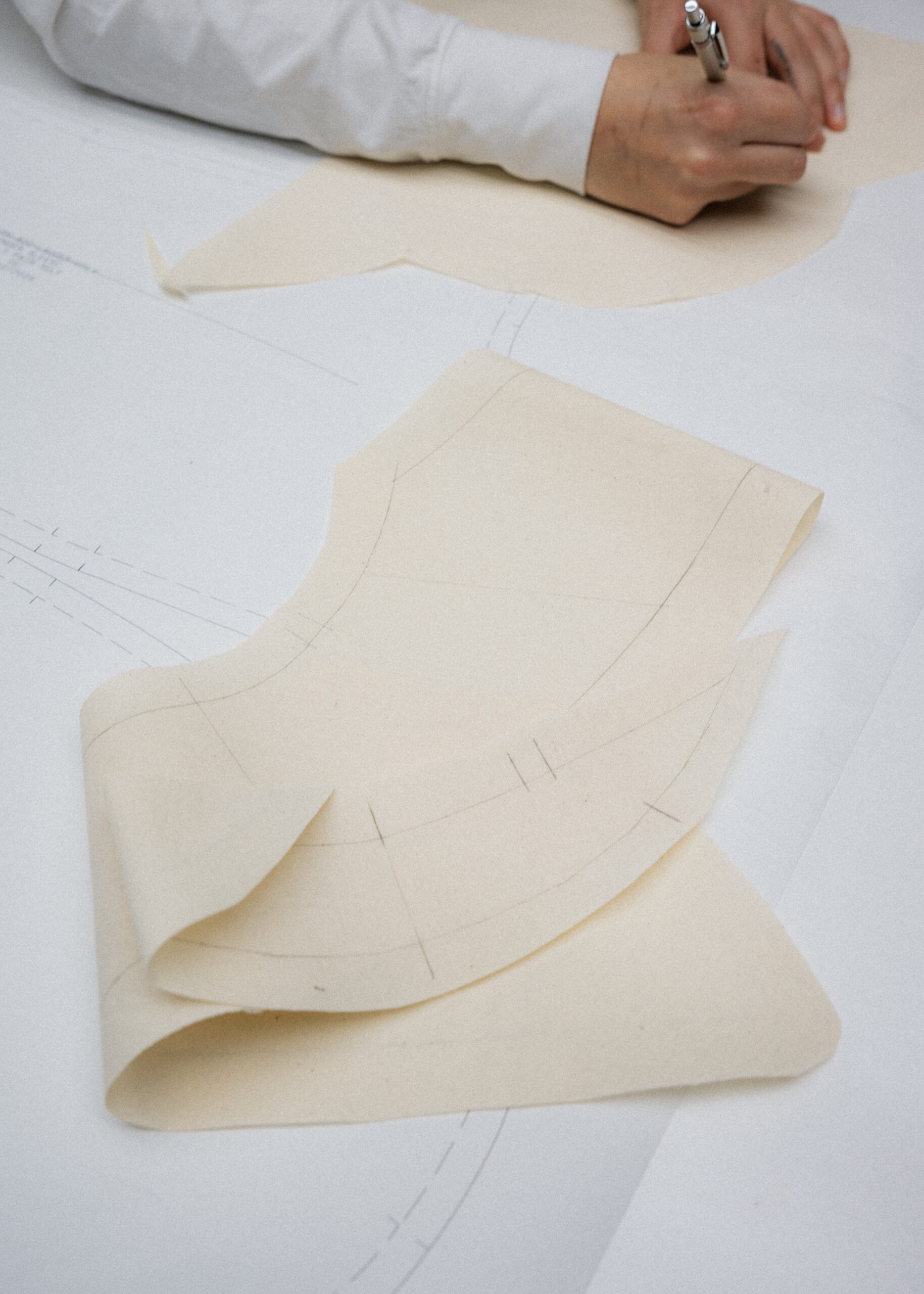 那層潔淨柔軟的氣息停留在衣物與皮膚之間，帶著貼近身體的私密感