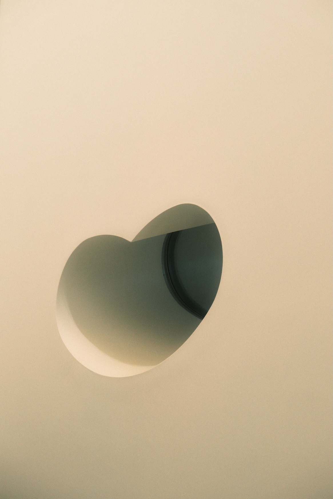 館內館外，簡直用盡已知的一切幾何形狀來點綴，似乎也能在這個技術與人性進退維谷的困窘時代，隔空體會到曾懷抱無限希望的可愛