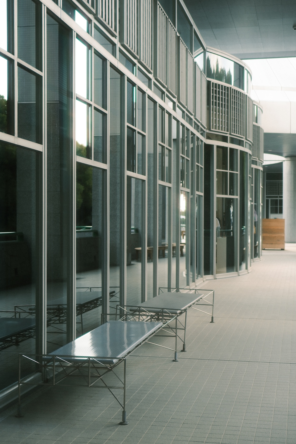 美術館內外的椅子設計細節，呼應著建築的線條主題