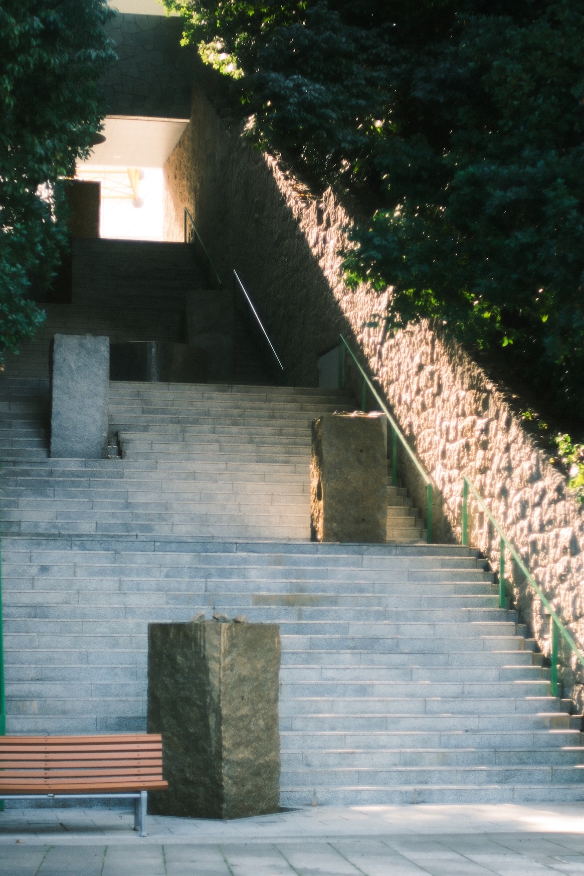 階梯結合了井上武吉的作品《my sky hole》(1988)