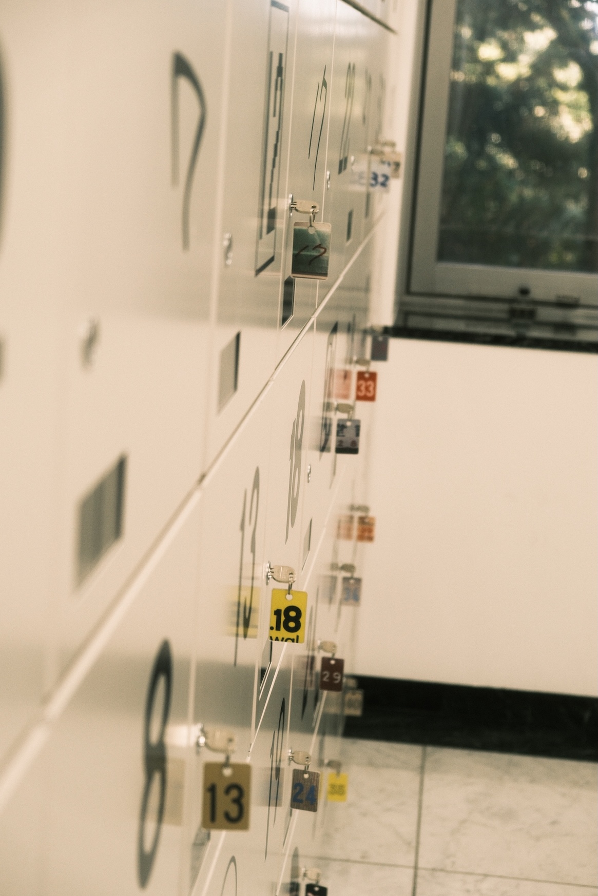 置物櫃門上的數字字型引用自廣島市各處及美術館相關資料，鑰匙圖樣也採用回收資料製成，每一枚都獨一無二