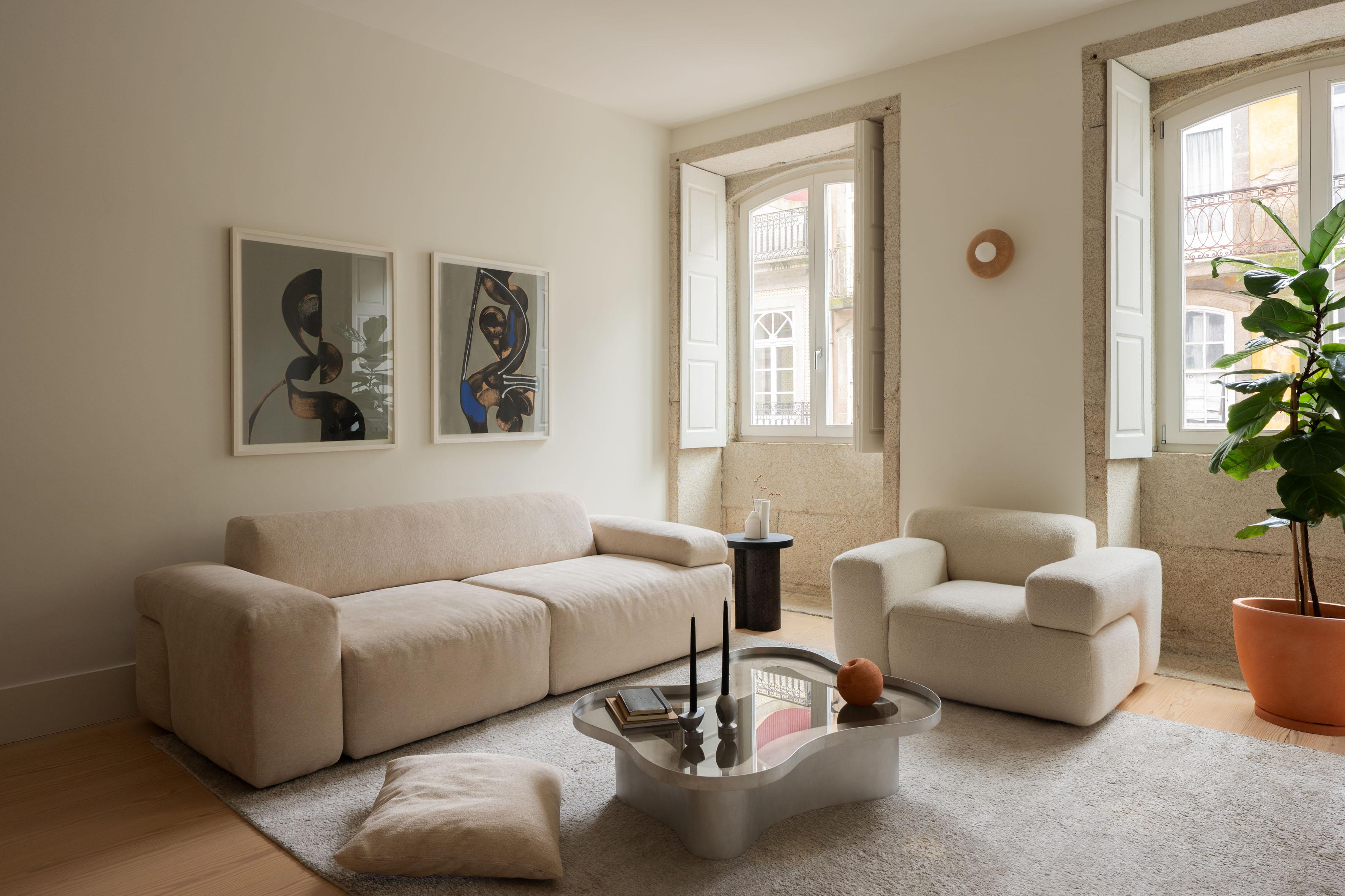 沙發表面保留摺痕細節，讓軟墊結構在視覺上呈現鬆弛且帶有材質變化的輪廓