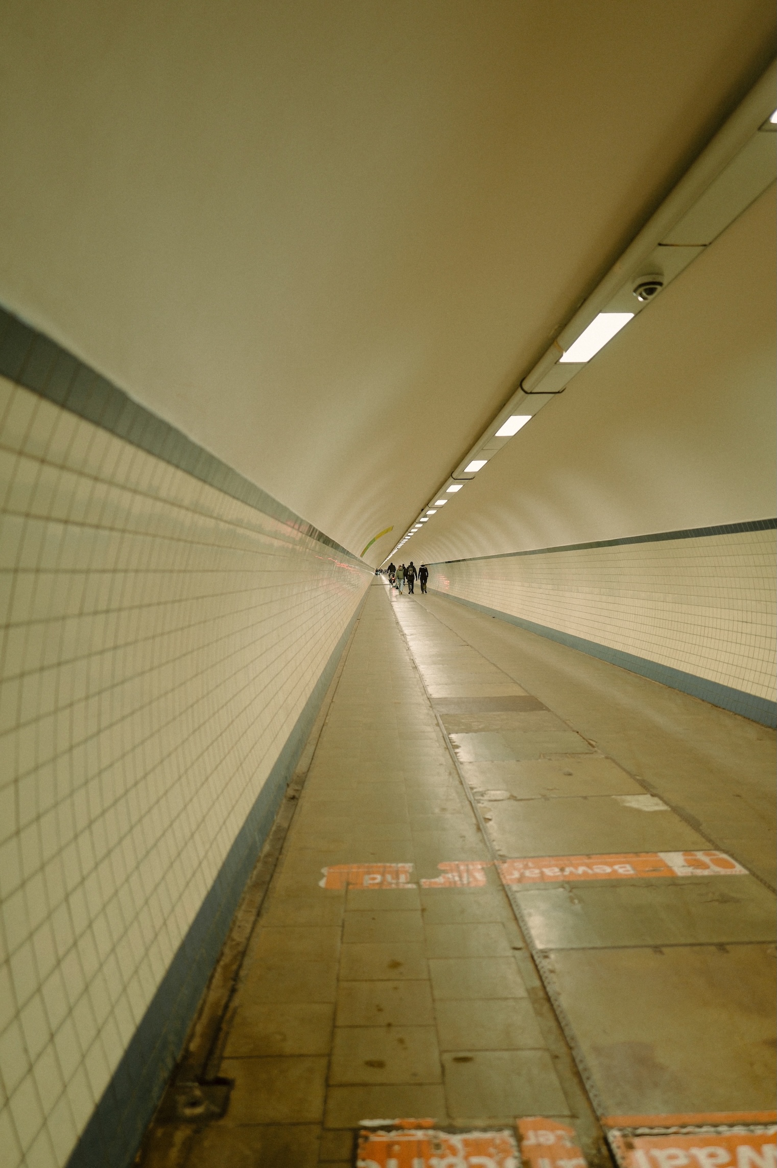 拱形隧道內，燈光與磁磚的調性一路延續到底，自行車被限制以每小時5公里的速度前行