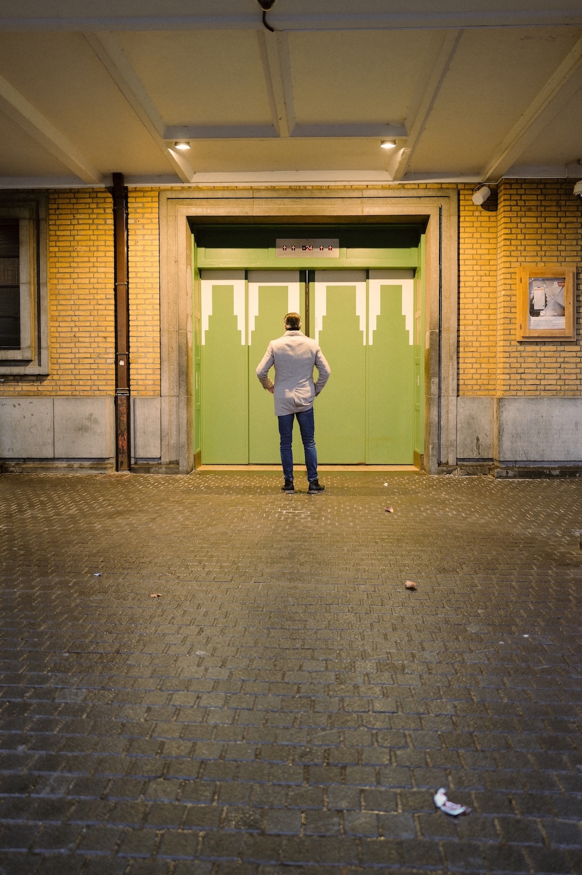 隧道全長572公尺，寬4公尺，從此行人與自行車得以在河底自由往返，不需要再仰賴船渡或繞遠路