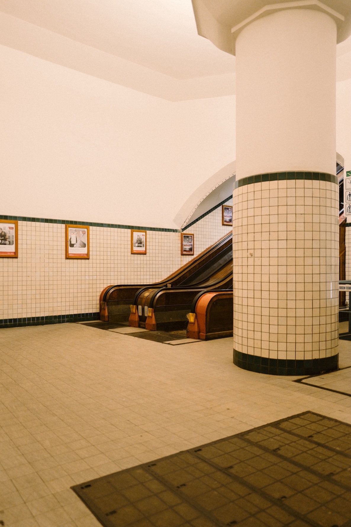 斯海爾德河（Scheldt River）流過安特衛普的方式，就是把這座城市斷然切成兩個世界，右岸為港口與商業活動所在，左岸的 Linkeroever 則長達數十年呈現如被遺忘的陸地狀態