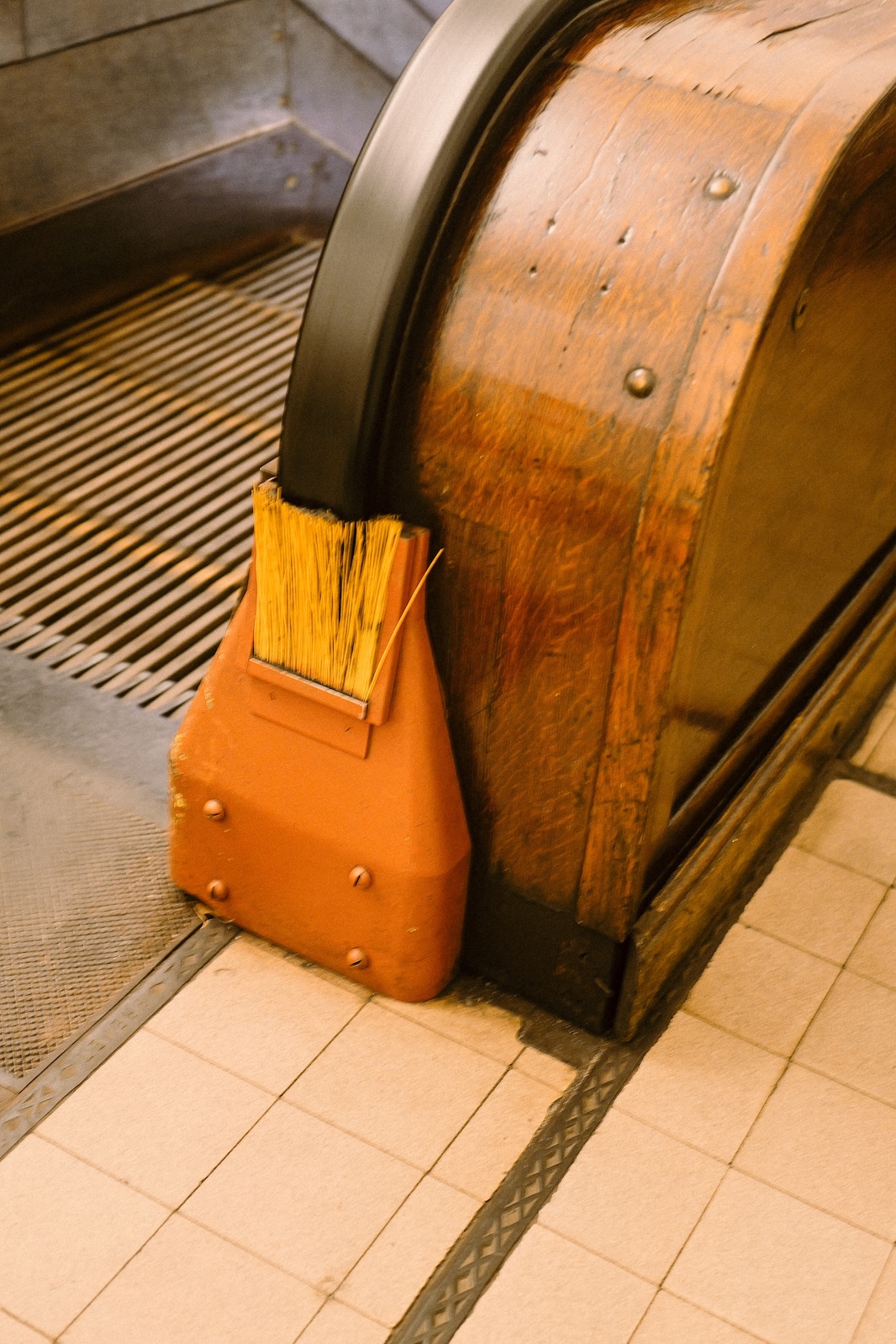 兩邊的居民從19世紀初就開始設法跨越這道水界，兩岸居民多次提出建橋的構想，但礙於橋墩設計會阻礙大船入港，於是當地居民只能繼續等政策改變