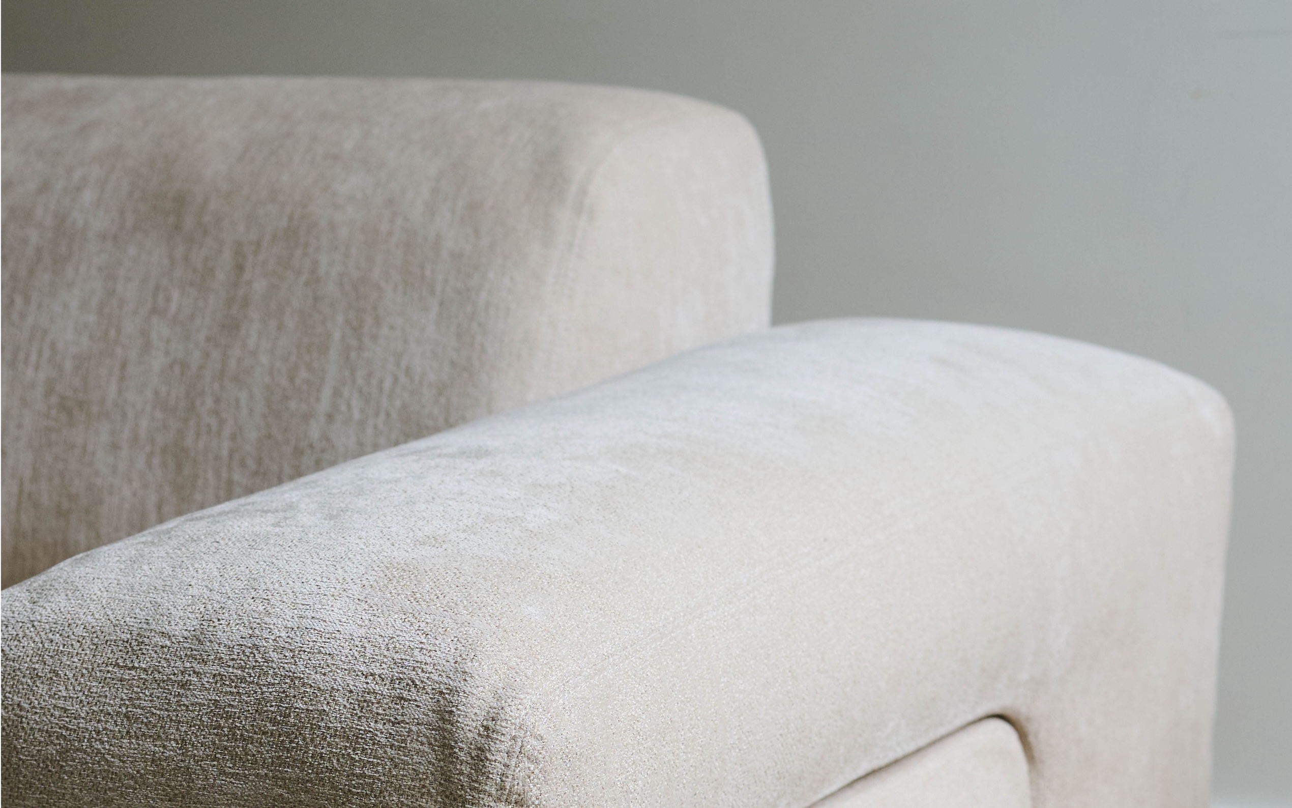 設計師 Gabriel Tan 為德國 ClassiCon 設計沙發「Soft Stone」:堅實量體與流動觸感