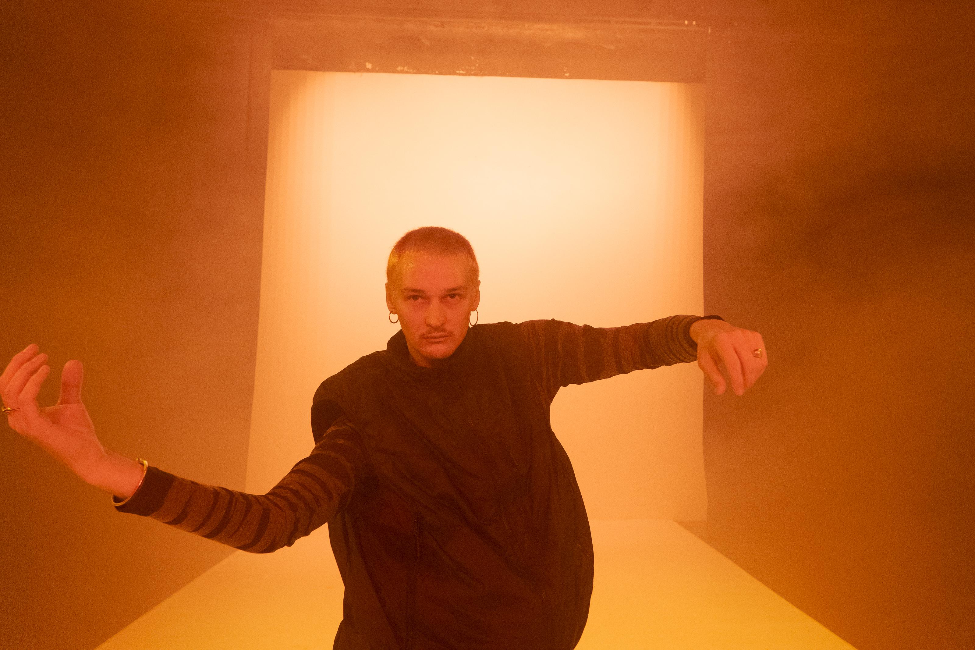 雲門舞集「春鬥」城市倦怠、自嘲與墜落邊界:巴魯・瑪迪霖、Viktor Szeri 與林品碩